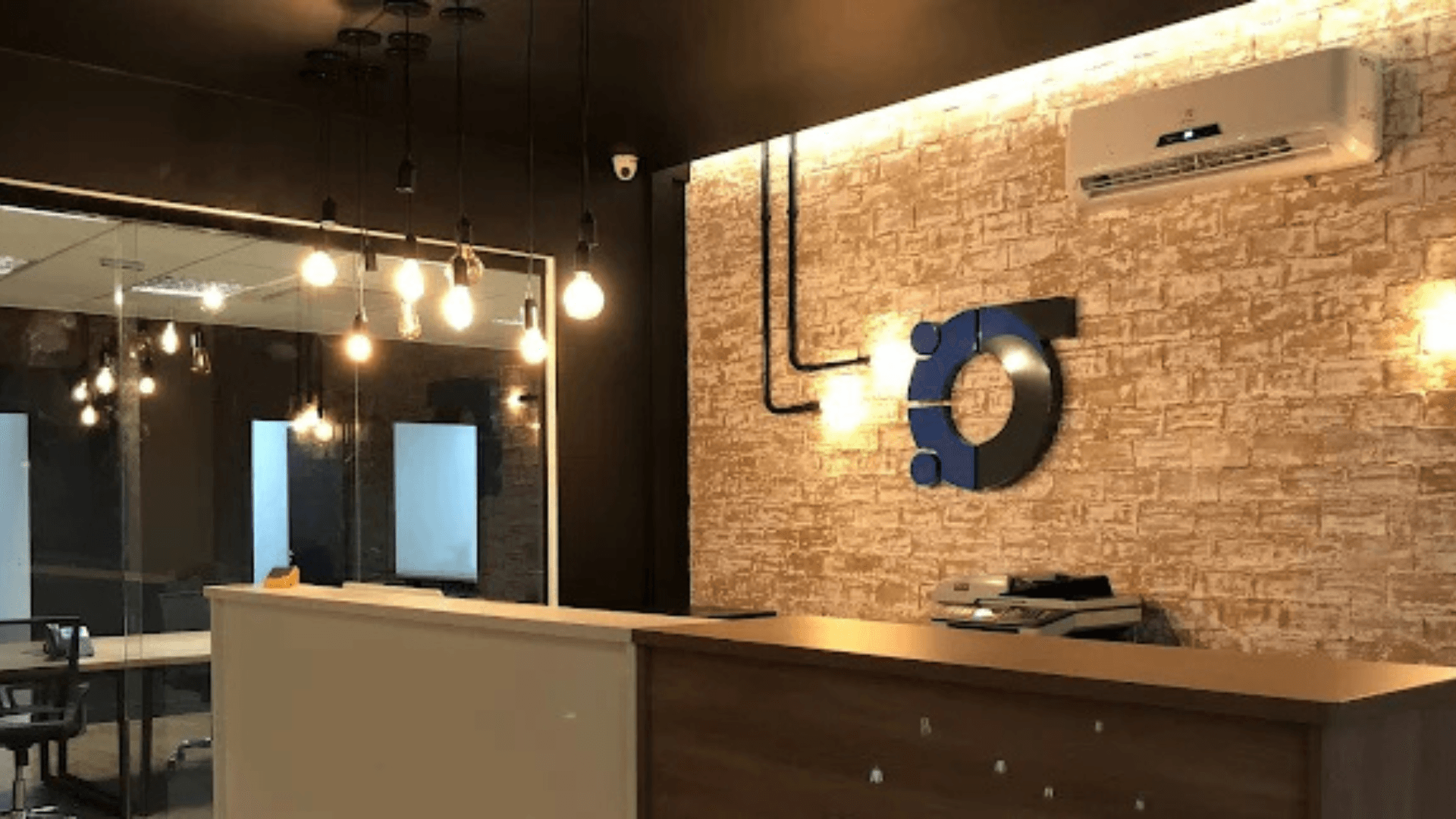 Pessoas trabalhando no espaço de coworking do Hangar 5